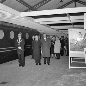 846582 Afbeelding van de tentoonstelling ter gelegenheid van de opening van het nieuwe N.S.-station Beverwijk, met ...